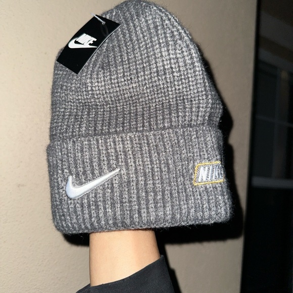 Light grey nike beanie - Picture 3 of 3